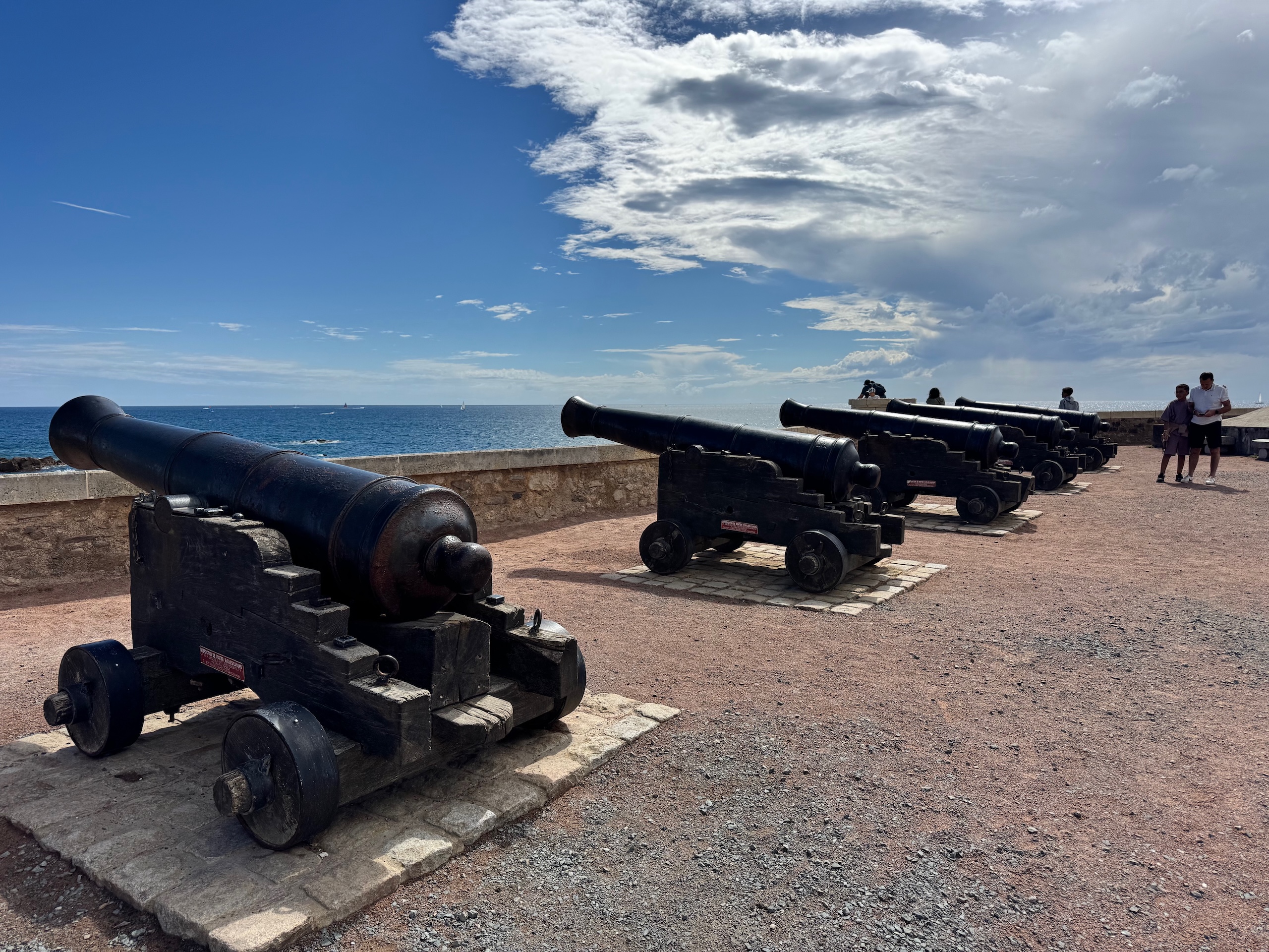 Canons du XVIIIe siècle face à l’océan au Prieuré Saint-Nicolas