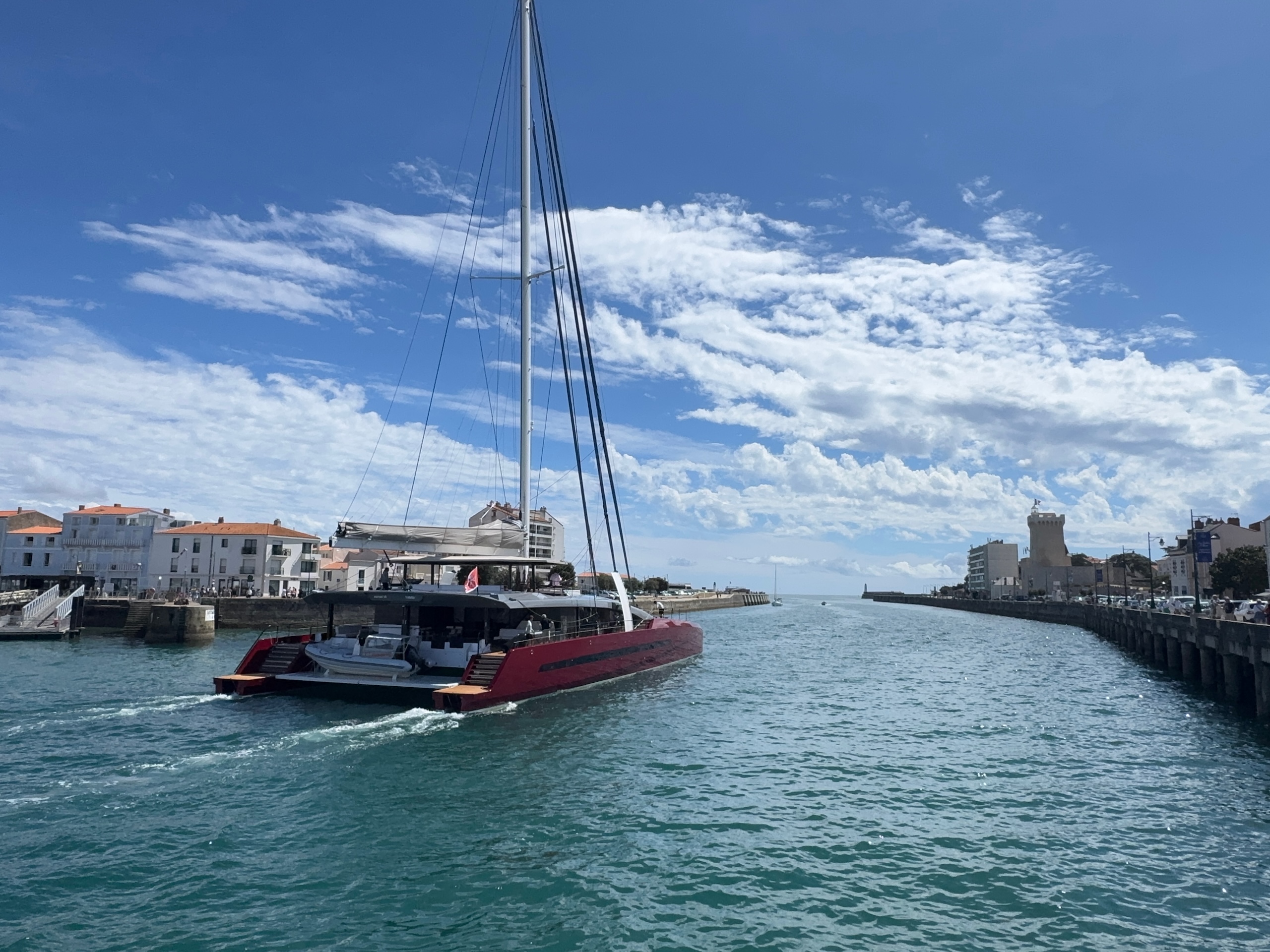 Le catamaran Nomad VII dans le chenal des Sables-d’Olonne