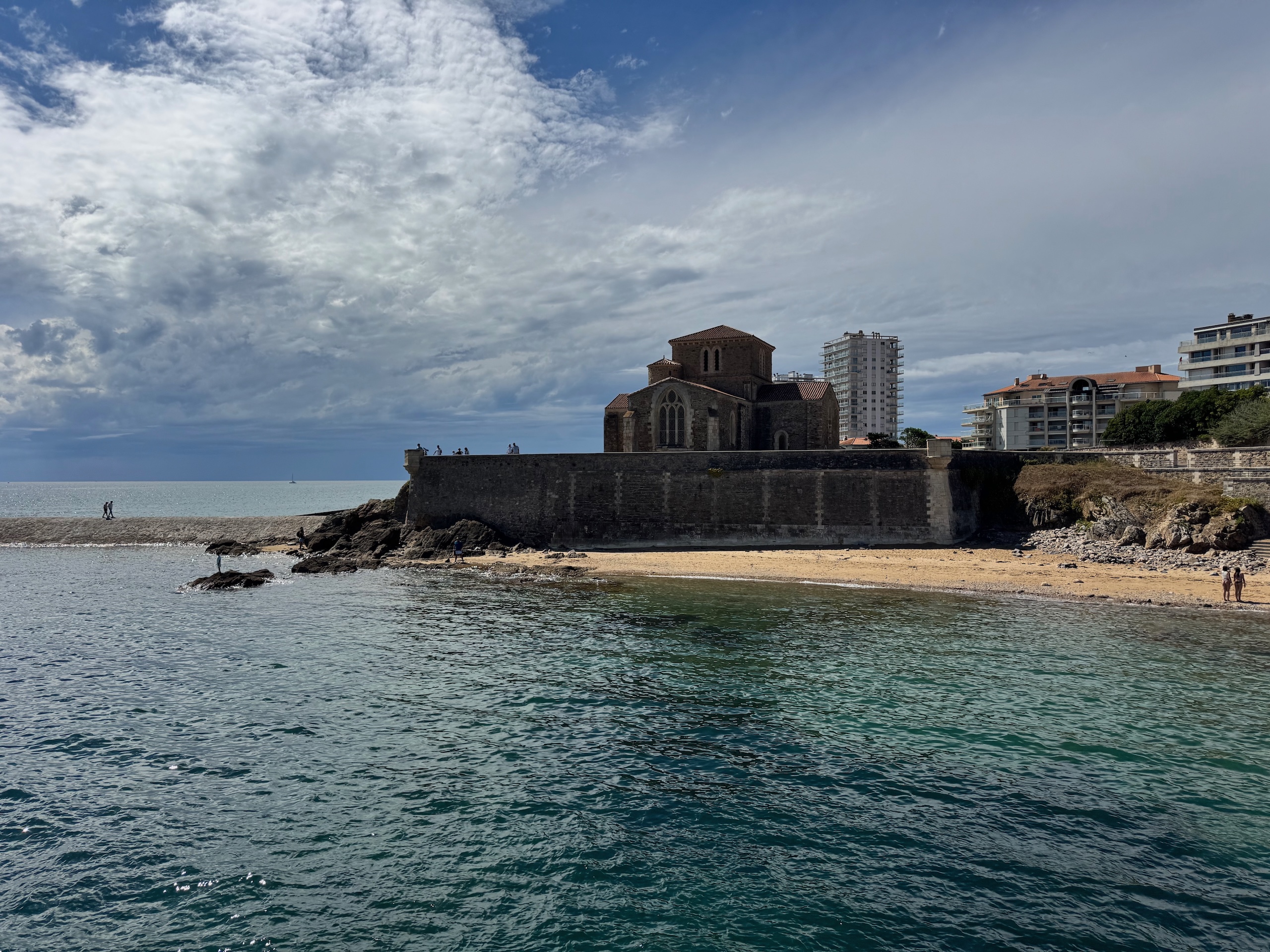 Le Prieuré Saint-Nicolas vu depuis la mer aux Sables-d’Olonne