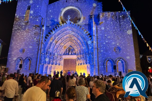 Basilique éclairée dans l’ambiance nocturne de Terra de Trobadors 2026